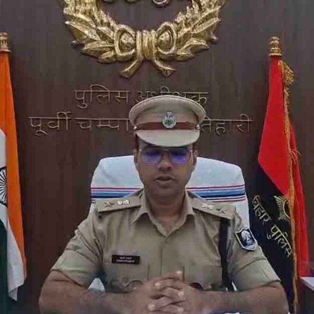 मोतिहारी में सिपाही आशीष तिवारी निलंबित:भरत तिवारी को चचेरा भाई बताकर पुलिस पर लगाया था आरोप, एसपी ने की कार्रवाई