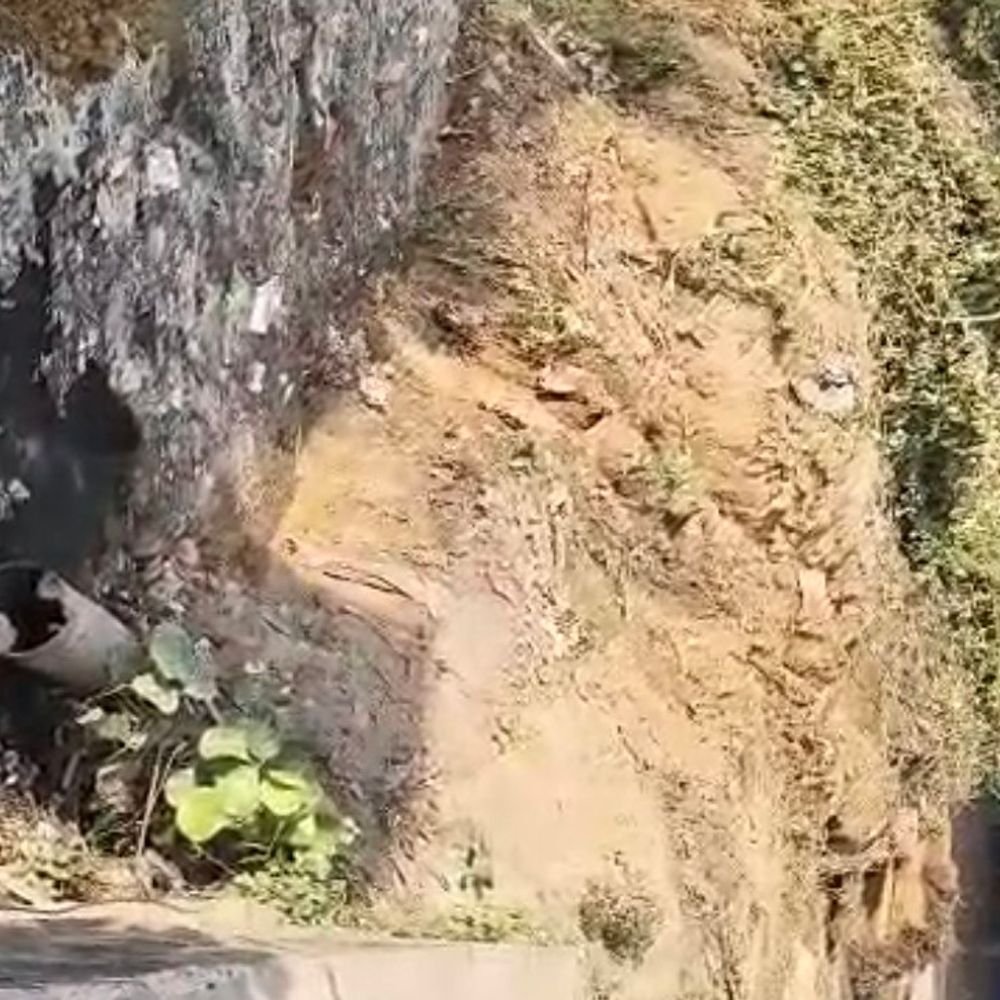 पीडब्ल्यूडी की लापरवाही से पानी की लाइन टूटी:दो दिन से नल सप्लाई ठप, पेयजल संकट गहराया