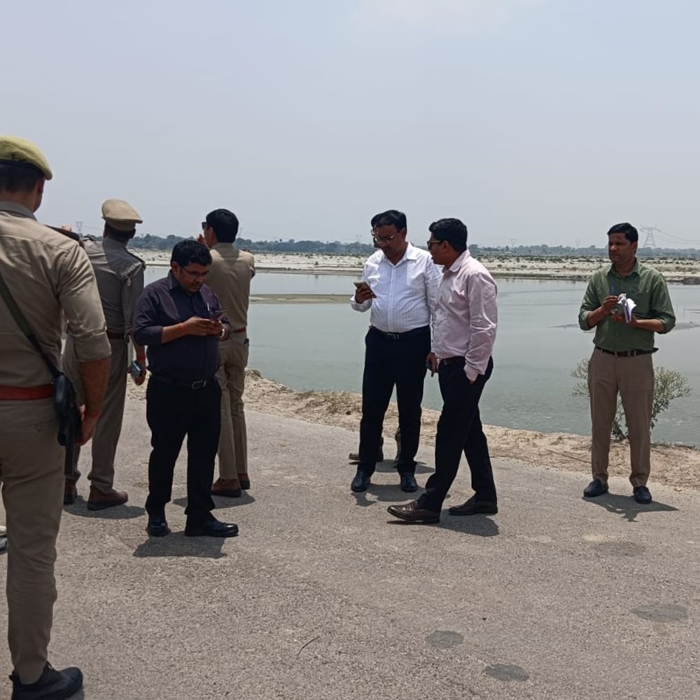 गंगा की मुख्य धारा से सड़क कटी:उन्नाव में शिवराजपुर-दबौली मार्ग प्रभावित, डीएम ने हकीकत देखी
