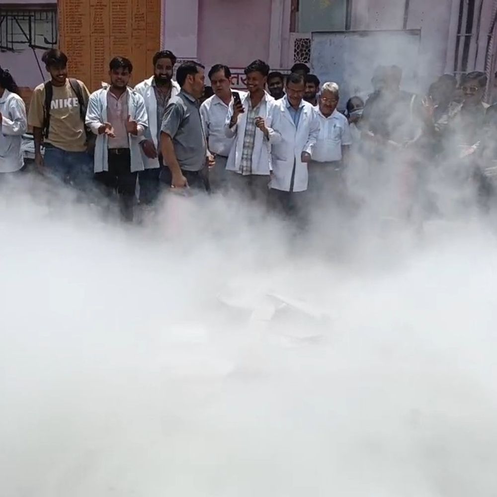 मथुरा जिला अस्पताल में आग लगने से हड़कंप:मॉकड्रिल में डॉक्टरों-स्टाफ को आपदा प्रबंधन का कराया अभ्यास