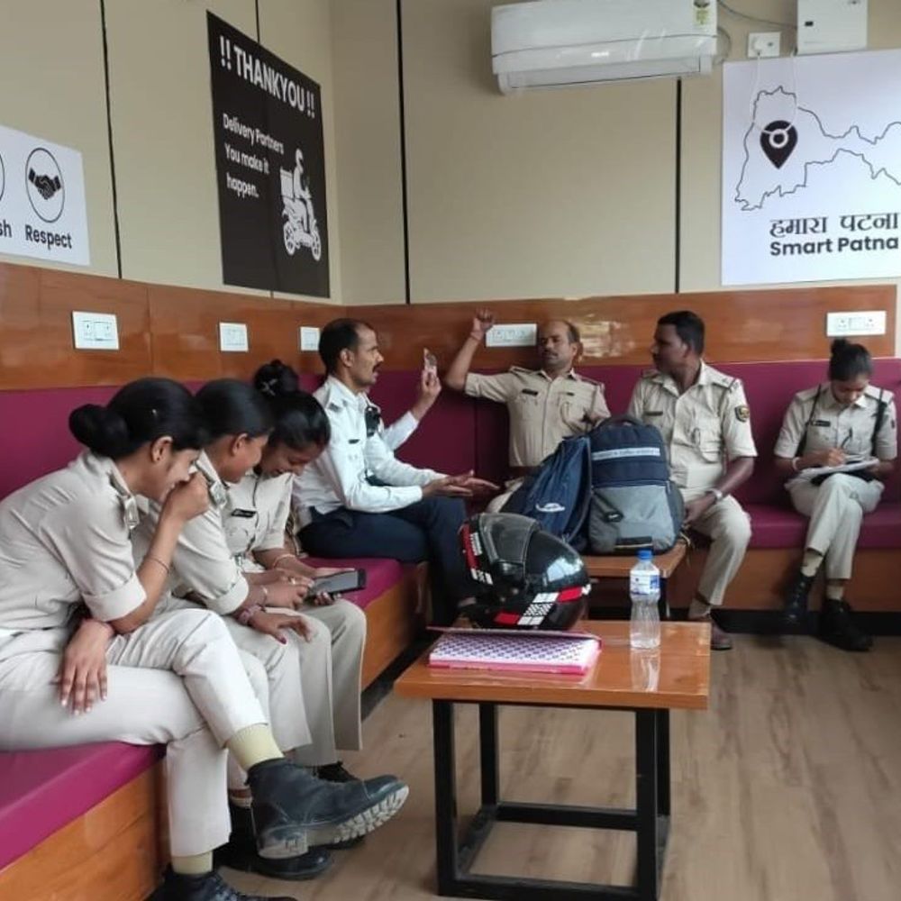 गिग वर्कस के लिए बने एसी लाउंज में बैठे पुलिसकर्मी:दिन में रैपीडो-ओला, रात में स्विग्गी-जोमैटो वालों की ज्यादा रहती संख्या, आधे घंटे के लिए 2 रुपए किराया