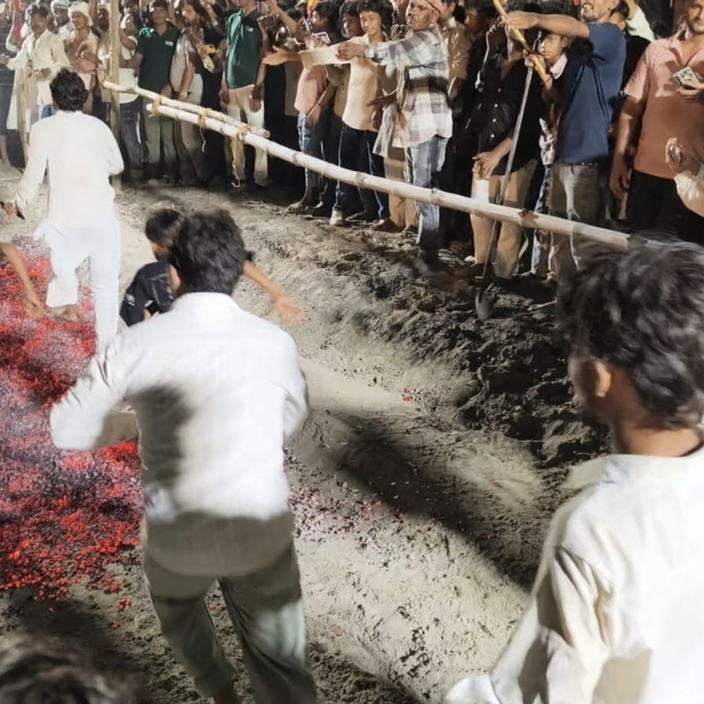रायबरेली में राही ग्राम में मोहर्रम का पर्व:सैकड़ों युवाओं ने धधकते अंगारों पर मातम कर दी श्रद्धांजलि