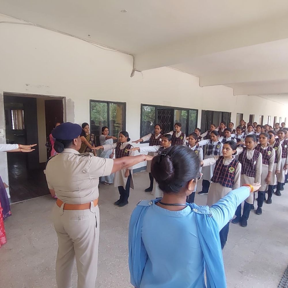 झाबुआ में 3800 लोगों को सिखाए डिजिटल सुरक्षा के गुर:साइबर रथ और रक्षा सखी टीम ने संभाली कमान; फ्रॉड से बचने दिलाई शपथ