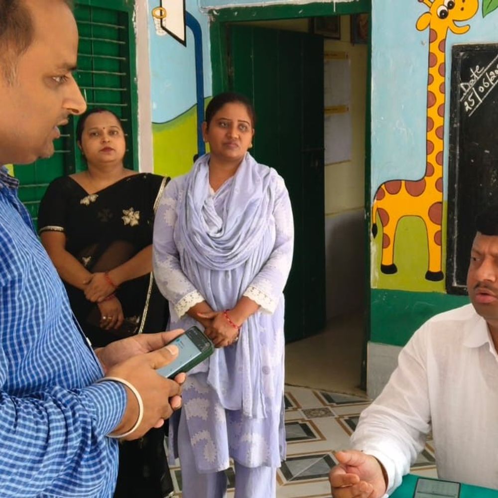 बीएसए निरीक्षण में स्कूल में बच्चे नदारद मिले:कम उपस्थिति और अव्यवस्था पर शिक्षकों का वेतन रोका