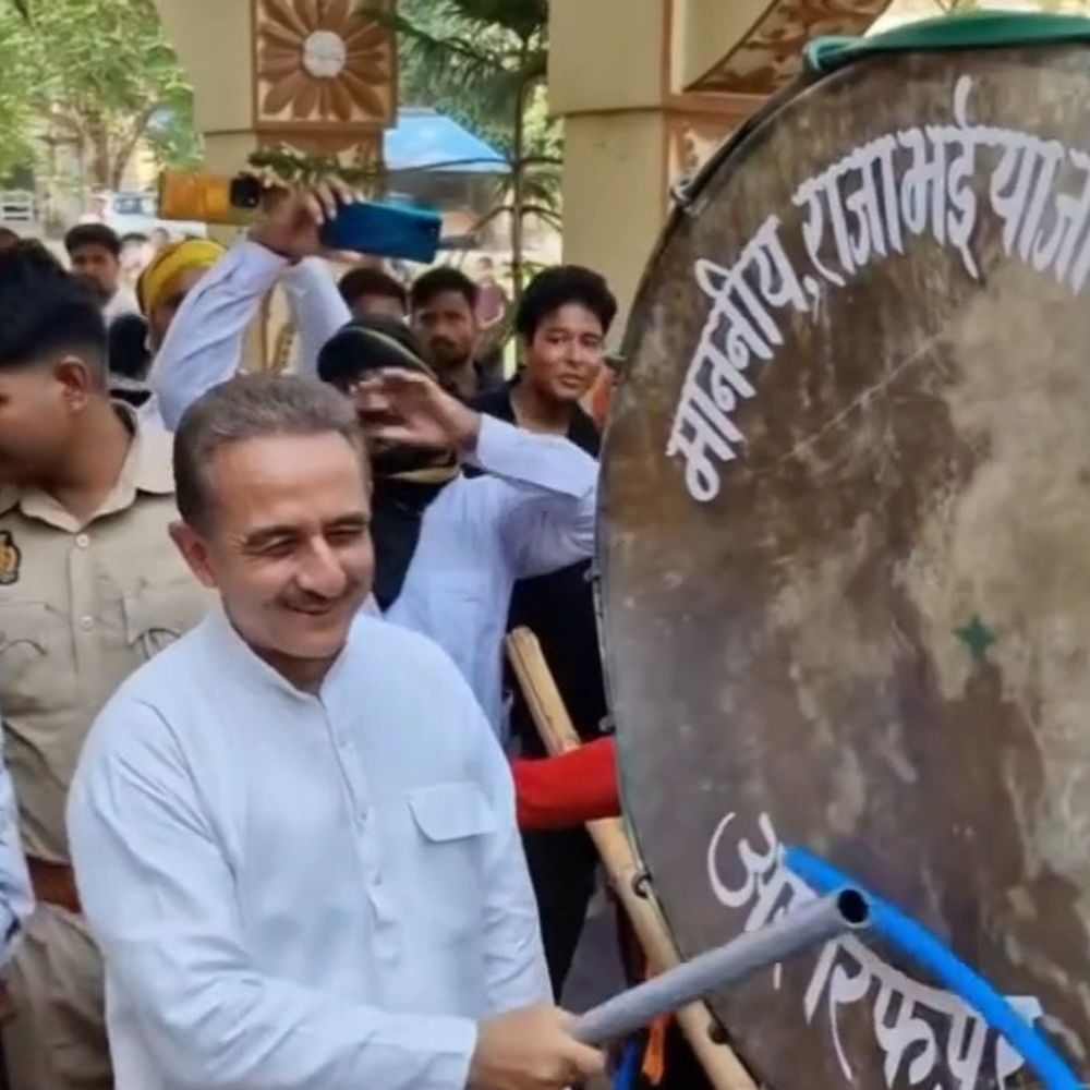 विदेश राज्यमंत्री कीर्तिवर्धन सिंह ने गोंडा में बजाया जमकर ढोल:बच्चों और लोगों के साथ सेल्फी लेकर बच्चों को बांटे टॉफी, मनकापुर कोट पहुंचे जुलूस में हुए शामिल