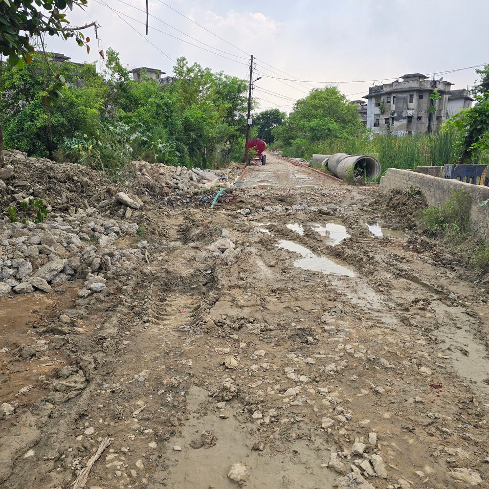 मऊ जिला अस्पताल की सड़क बदहाल:80 लाख की परियोजना अधर में, मरीज-तीमारदार परेशान
