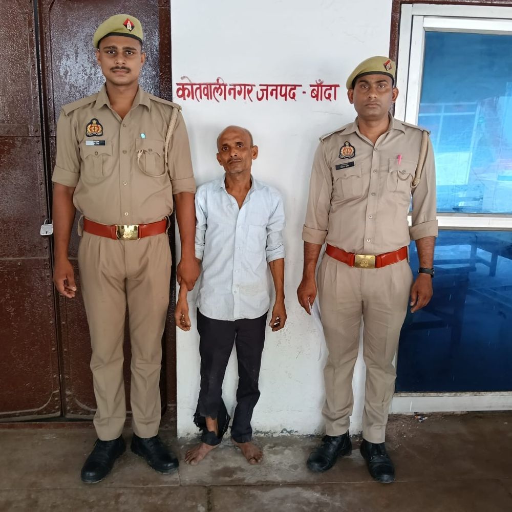 पुरानी रंजिश में दुकानदार पर फेंका ज्वलनशील पदार्थ:बांदा में आरोपी गिरफ्तार, कांच की बोतल बरामद
