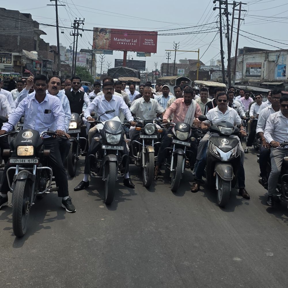 संभल में ई-रजिस्ट्री का विरोध, अधिवक्ताओं की बाइक रैली:एडीएम को मुख्यमंत्री को ज्ञापन सौंपा, लाखों के बेरोजगार होने की आशंका