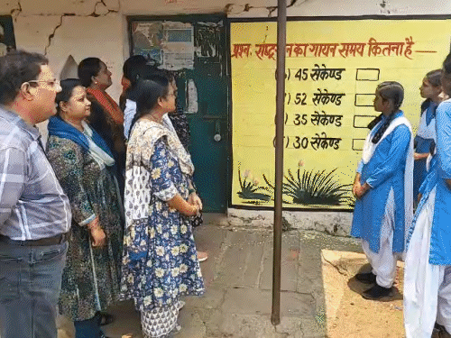 बिलासपुर के गांव में दीवारों पर लिखे GK-करंट अफेयर्स, VIDEO:बच्चे चलते-फिरते कर रहे पढ़ाई, बिना कोचिंग के हो रही कॉम्पिटिटिव एग्जाम की तैयारी