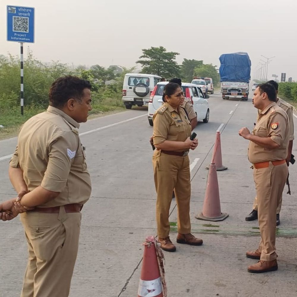 हापुड़ में सड़क हादसे में पिता-पुत्र की मौत:दिल्ली-लखनऊ हाईवे पर बाइक, ट्रैक्टर-ट्रॉली और कार की भिड़ंत