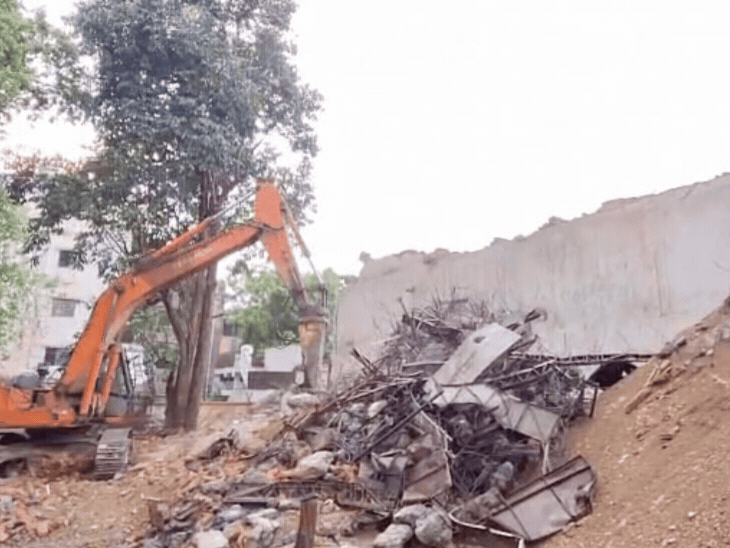 5 दिनों से क्रिश्चियन कम्युनिटी हॉल पर चल रहा बुलडोजर-VIDEO:हिंदू संगठन की शिकायत पर कार्रवाई, बोले- सेंट पॉल स्कूल की लीज भी खत्म, सरकार संभाले संचालन