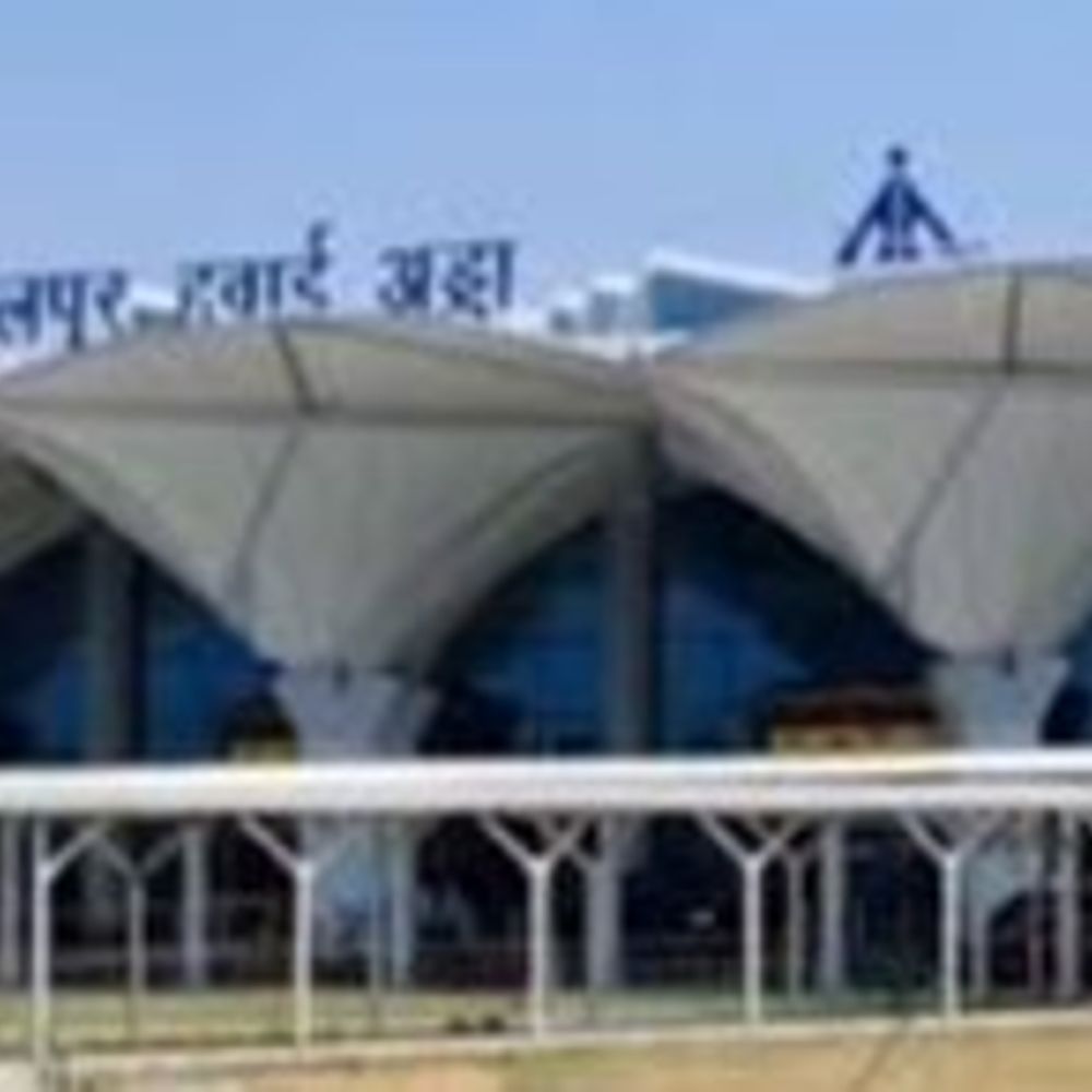 इंडिगो फ्लाइट में दो यात्री आपस में भिड़े:दोनों के बीच जमकर हुआ विवाद, मामला पहुंचा थाने-एफआईआर दर्ज;सामान उठाते समय हुई लड़ाई