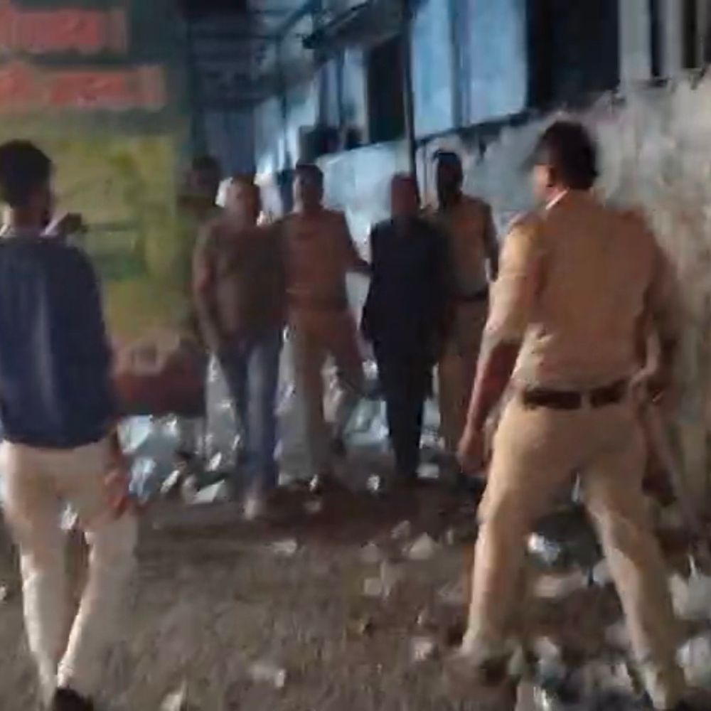 सिवनी पुलिस ने जब्त की 57 लीटर अवैध शराब:12 आरोपी को घेराबंदी कर पकड़ा, केस दर्ज