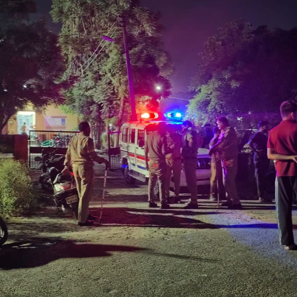 पीलीभीत में बिजली कटौती से जनता का फूटा गुस्सा:DM आवास घेरा, बिजली घर पर किया हंगामा