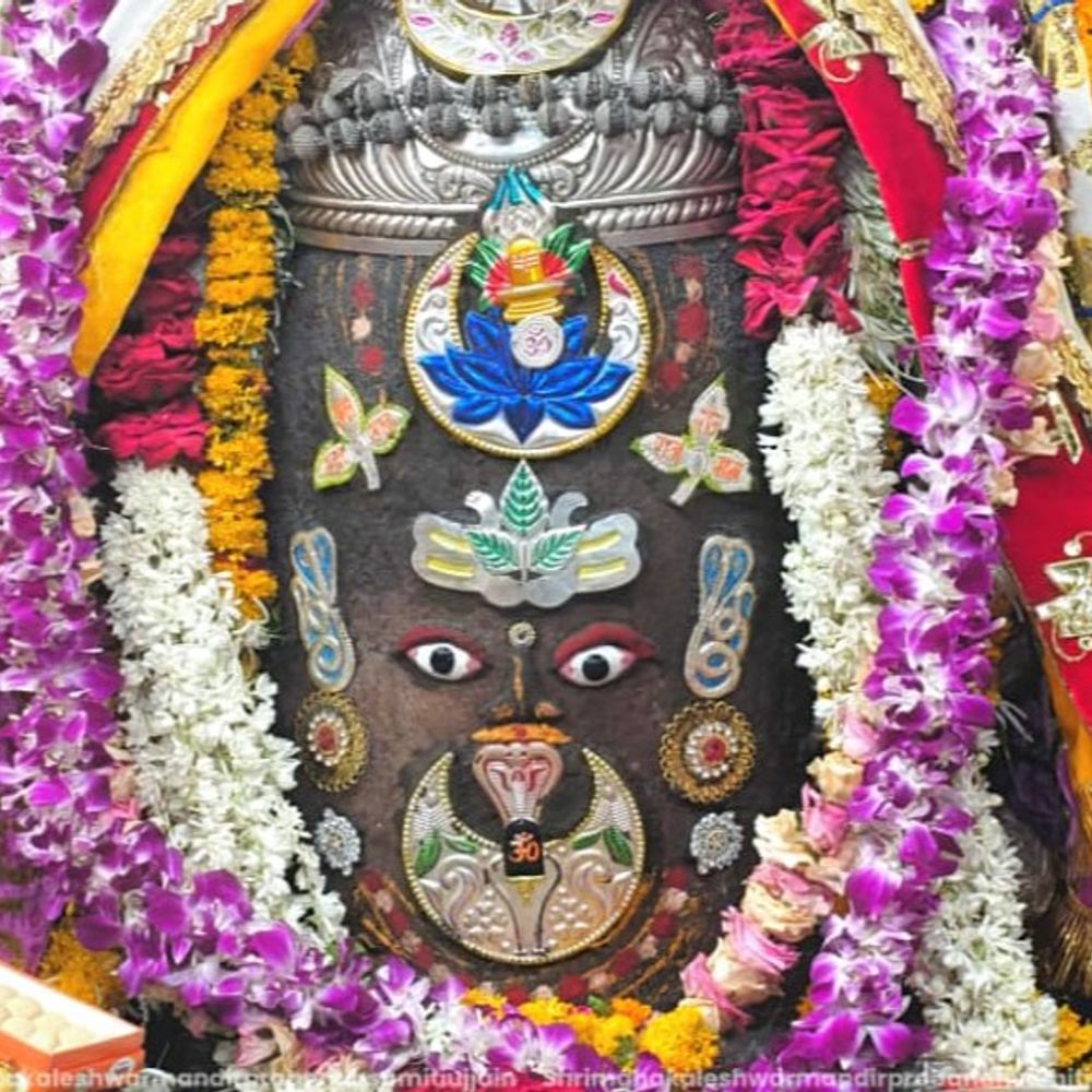 शनिवार को भस्म आरती दर्शन:भगवान महाकाल का रजत मुकुट, रुद्राक्ष की माला अर्पित कर राजा स्वरूप श्रंगार