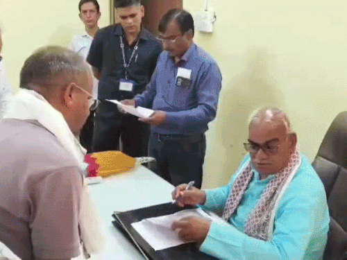 शिक्षा मंत्री के कार्यालय पर तबादला चाहने वालों की भीड़:अर्जियां लेकर पहुंचे कर्मचारी लाइन में लगे रहे, किसी ने खुद को, किसी ने पिता को बीमार बताया