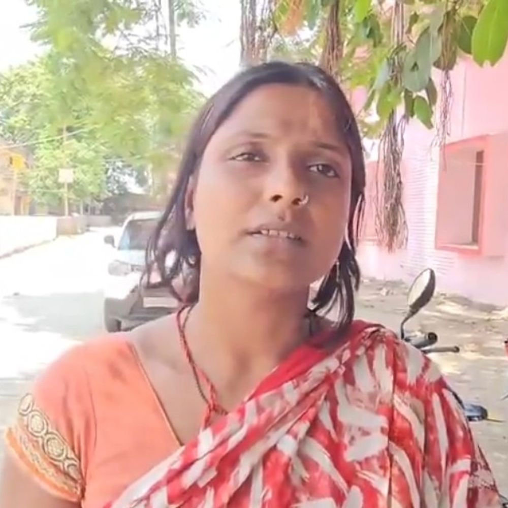 श्रावस्ती में सड़क किनारे प्रसव पीड़ा से तड़पती रही महिला:मदद को आगे आई महिला, लोग बनाते रहे वीडियो; दो मासूम बेटियां मांगती रहीं मदद