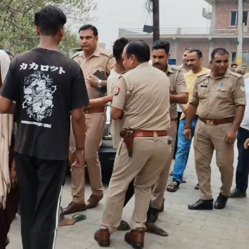बिजनौर के अस्पताल में डिलीवरी के दौरान महिला की मौत:डॉक्टर-स्टाफ पर लापरवाही का आरोप, परिजनों और पुलिस में झड़प