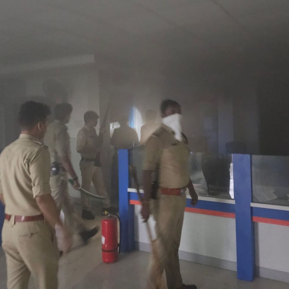 छिंदवाड़ा में बैंक लूट का एक्सक्लूसिव वीडियो:छेनी-हथौड़े से तोड़ी लॉकर की एक लेयर; दस्तावेजों में भी आग लगाई