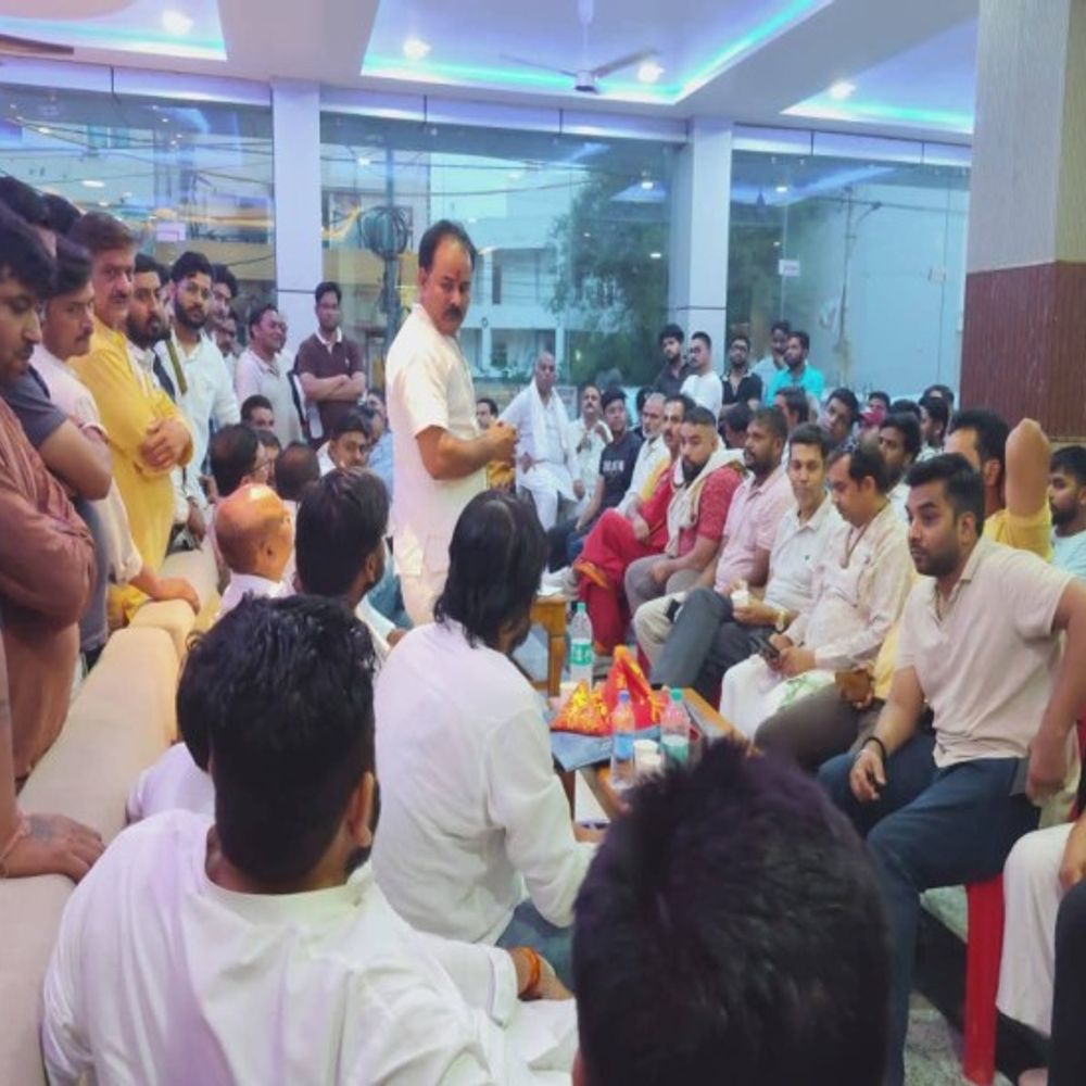 वृंदावन में गेस्ट हाउस सील किए जाने का विरोध:संचालकों ने मीटिंग कर प्रशासन के खिलाफ जताई नाराजगी, DM से करेंगे मुलाकात