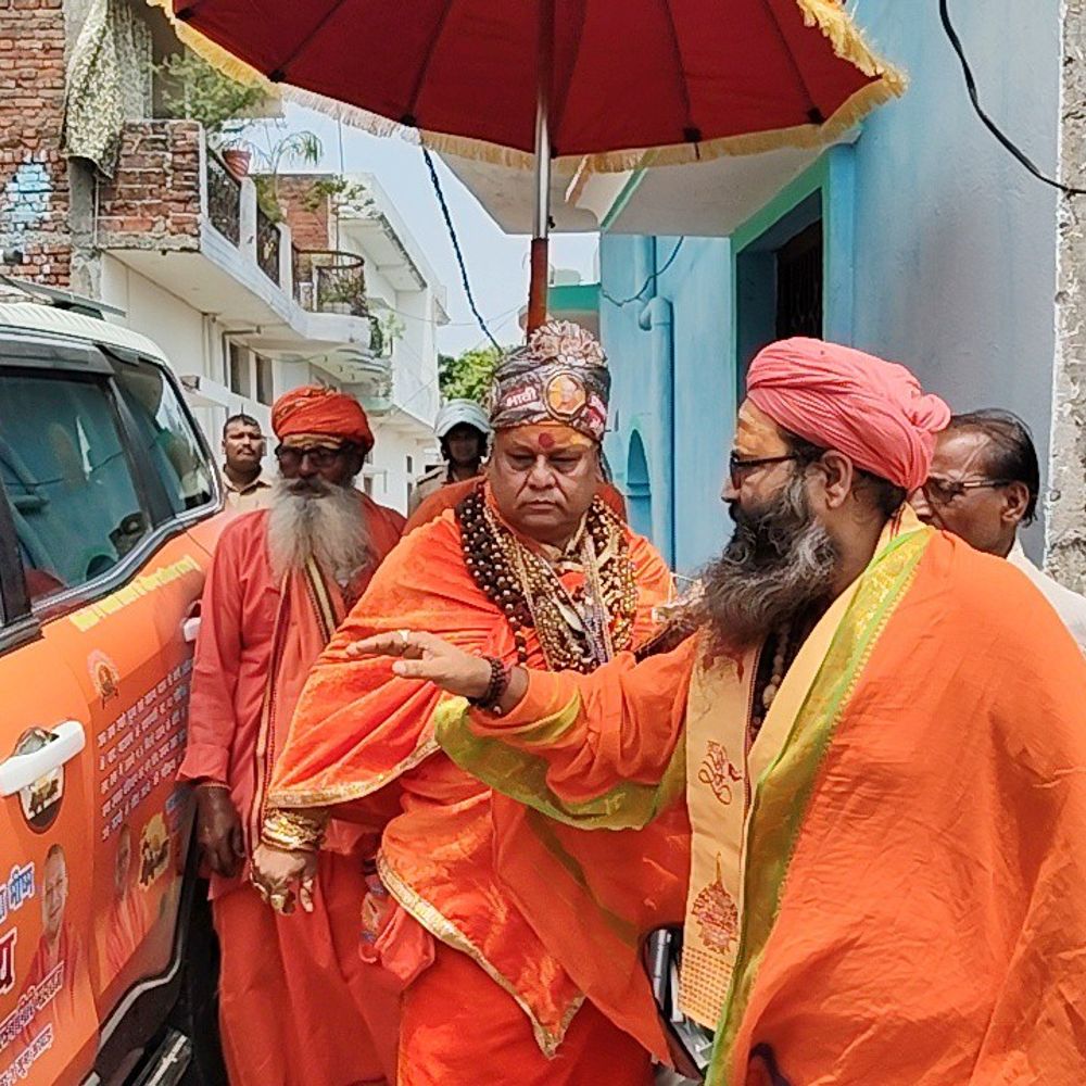 महामंडलेश्वर गोल्डन बाबा मऊ पहुंचे:राम मंदिर चढ़ावा चोरी पर बोले, दोषियों पर हो सख्त कार्रवाई