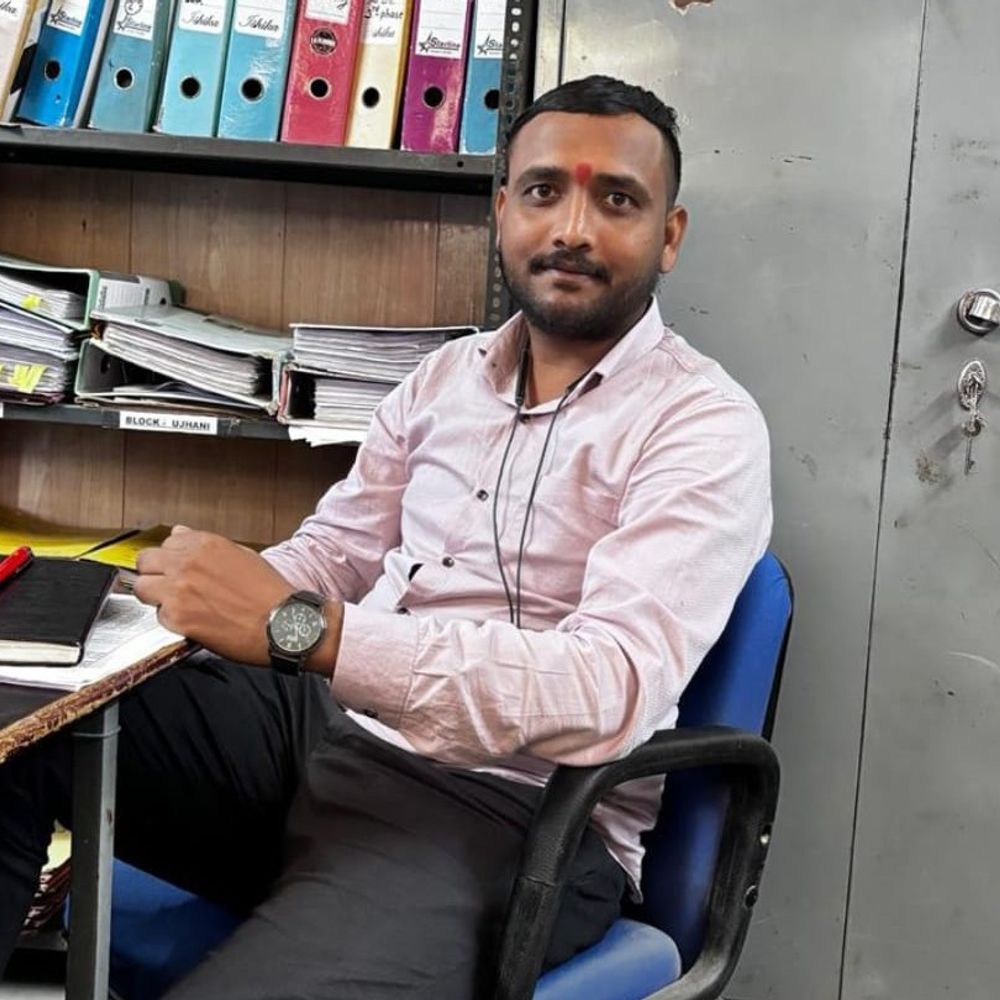 बदायूं में जल जीवन मिशन के जेई का शव मिला:एक दिन पहले टंकी की क्वालिटी जांचने निकले थे, बाइक समेत खंती में फंसे मिले