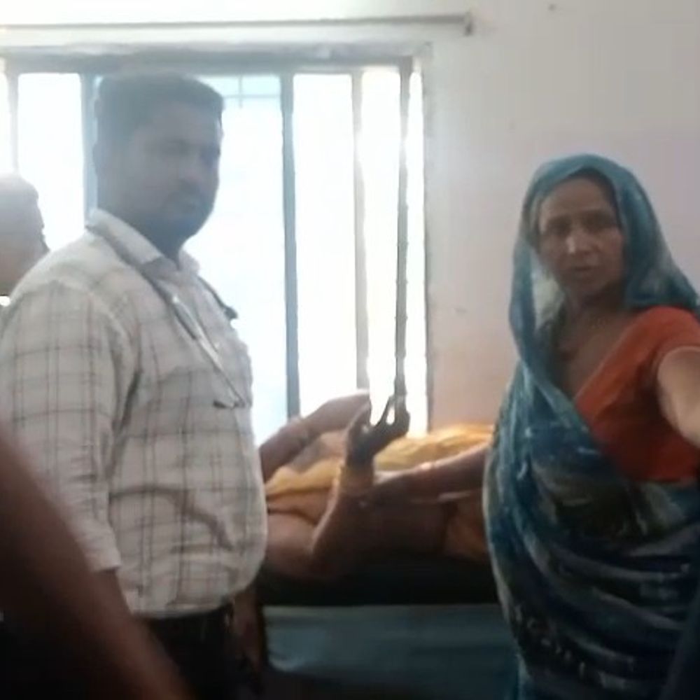 मऊगंज में तेज रफ्तार ऑटो पलटा, दो यात्री घायल:दोनों अस्पताल में भर्ती; नरैनी मोड़ के पास पुल पर हादसा