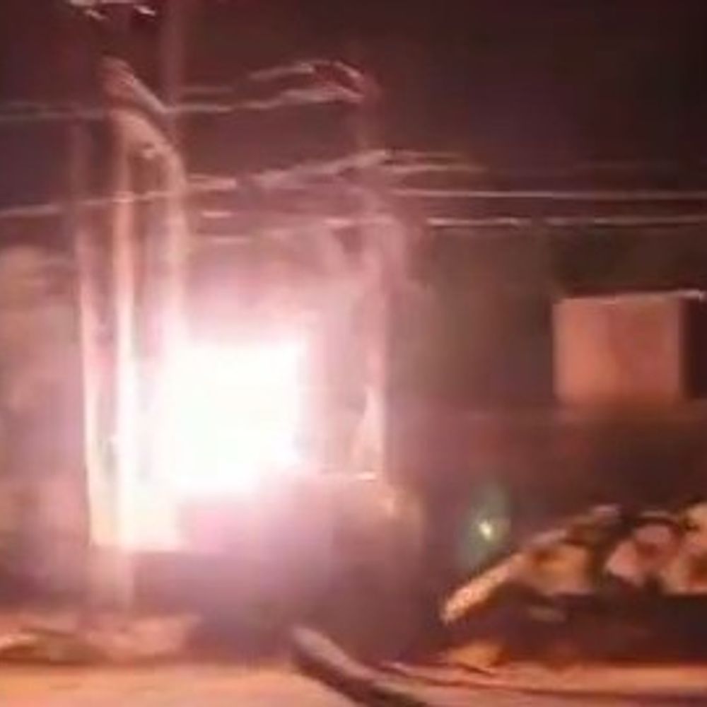 उन्नाव में ट्रांसफार्मर जला, 150 घरों में अंधेरा:भीषण गर्मी के बीच पूरी रात बिजली संकट से जूझते रहे उपभोक्ता