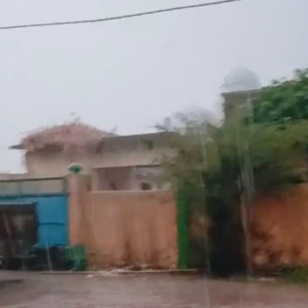 संभल में तेज बारिश, ग्रामीण इलाकों में मौसम बदला:चंदौसी-बहजोई में 15 मिनट झल्ला पड़ा, मक्का भीगी, गर्मी से राहत