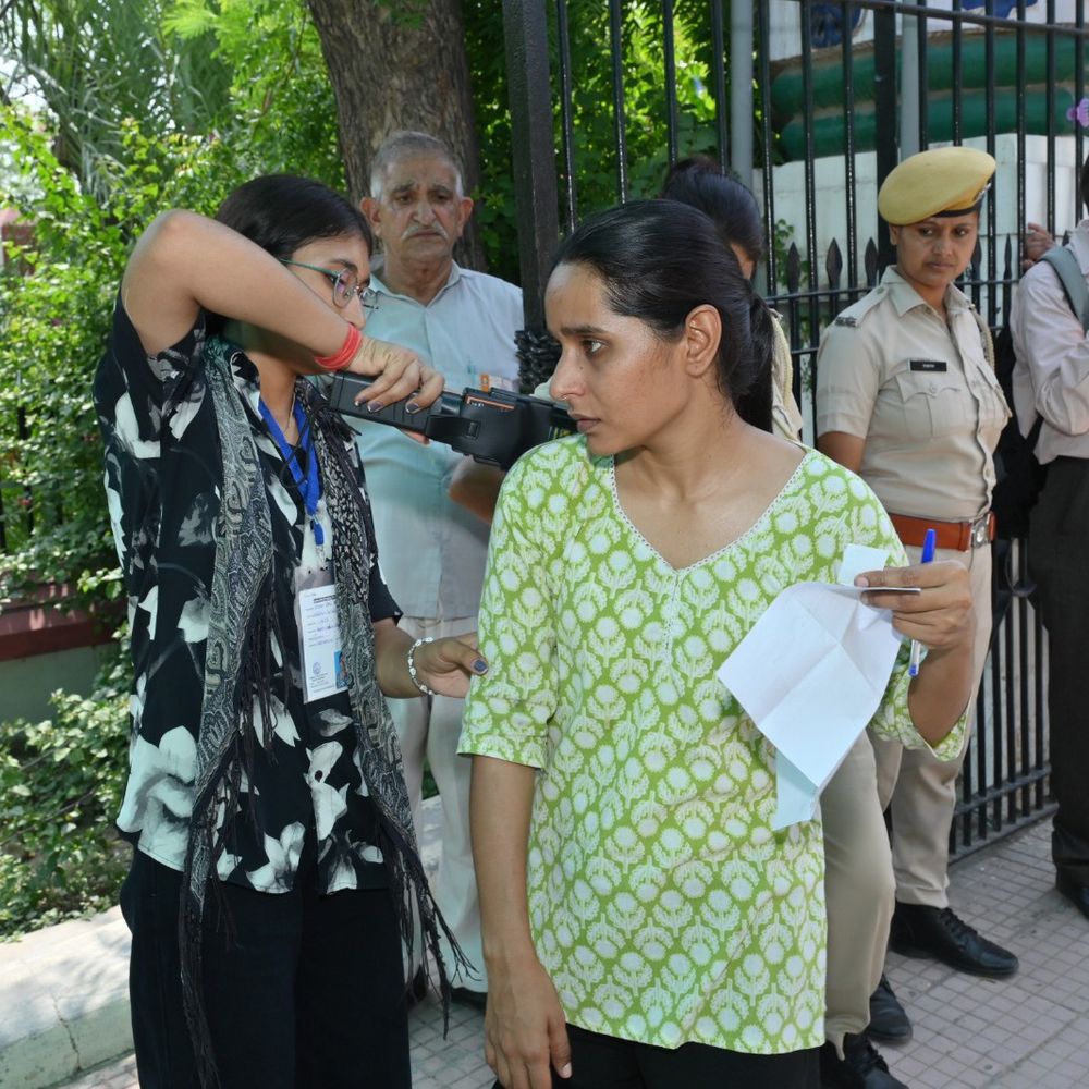 चूरू में 75 फीसदी स्टूडेंट्स ने दिया वनपाल भर्ती एग्जाम:23 केंद्रों पर हुई परीक्षा, 1 घंटा पहले तक दिया गया प्रवेश