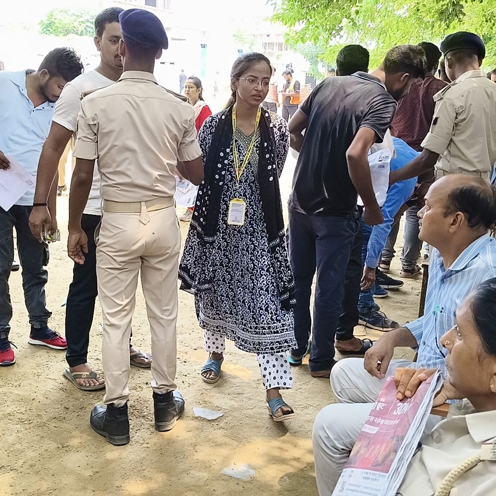 लखीसराय में 11 केंद्रों पर सिपाही भर्ती परीक्षा शुरू:5,105 अभ्यर्थी हुए शामिल, इलेक्ट्रॉनिक उपकरणों के प्रवेश पर रोक