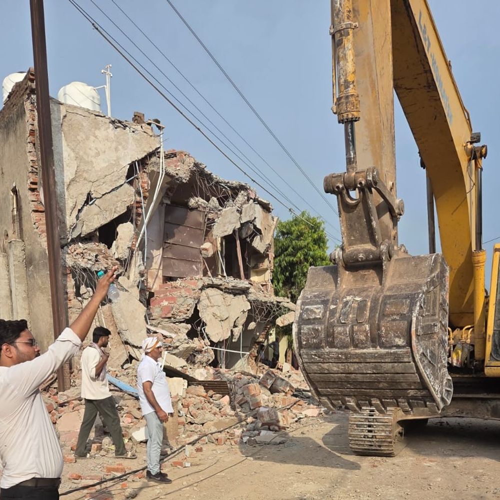ग्वालियर के नारायण विहार में चला बुलडोजर:  74 मकानों से हटाया अतिक्रमण; 3 जेसीबी और एक पोकलेन मशीन से की कार्रवाई – Gwalior News