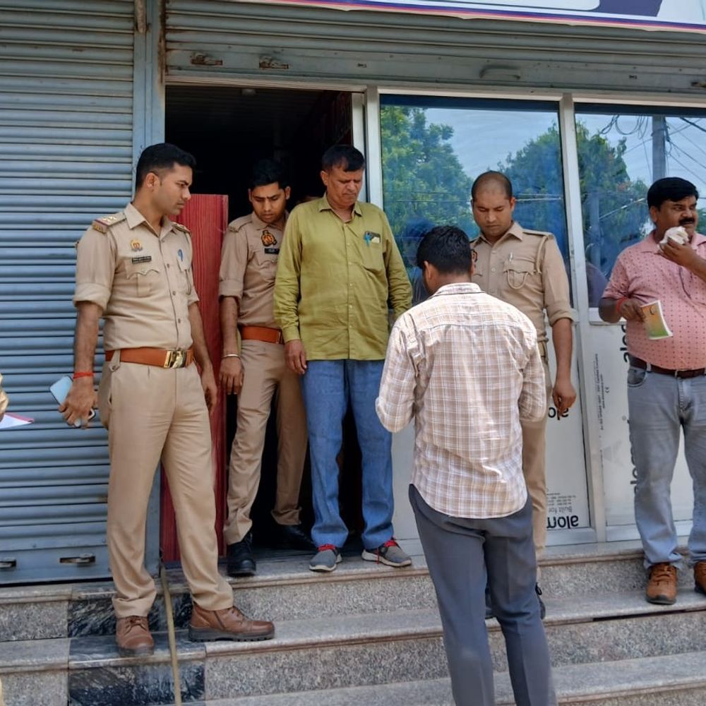 एटा में अवैध डिजिटल लाइब्रेरियों पर प्रशासन का शिकंजा:डीएम के निर्देश पर अभियान, कई लाइब्रेरियां बंद; संचालकों को नोटिस जारी
