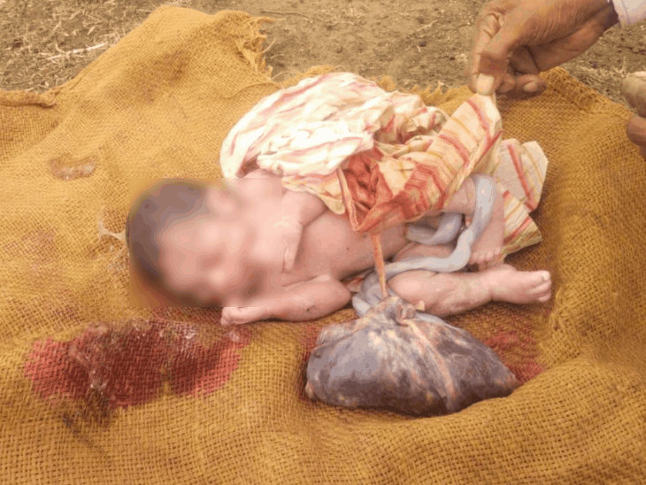 रतलाम में सड़क किनारे पाइप में मिला नवजात:बोरे के अंदर थैली में पैक था, रोने की आवाज सुनकर पहुंचे ग्रामीण; पुलिस को सूचना दी