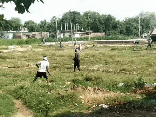 वाराणसी में जमीन विवाद के खूनी संघर्ष में कई घायल:ट्रामा में घायलों का इलाज जारी, सिपाही पर हमलावरों की मदद आरोप