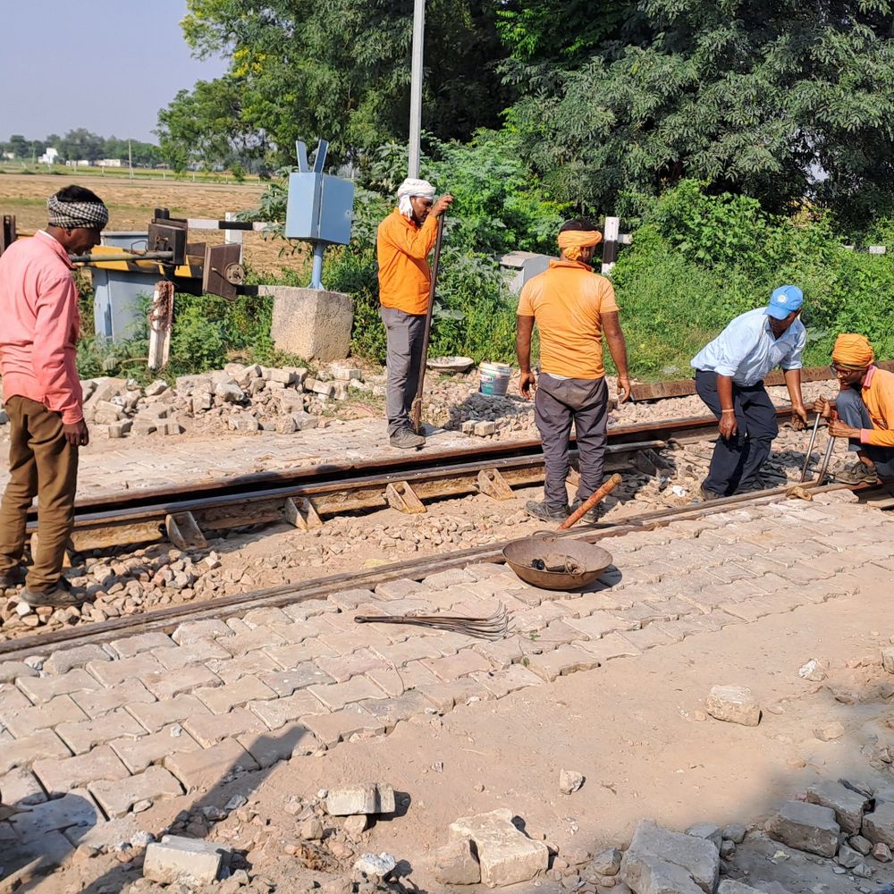चेन्नई-लखनऊ, दादर-गोरखपुर समेत कई ट्रेनों के रूट बदलेंगे:ललितपुर यार्ड रीमॉडलिंग के चलते 9 से 19 जुलाई तक ट्रेनें प्रभावित रहेंगी