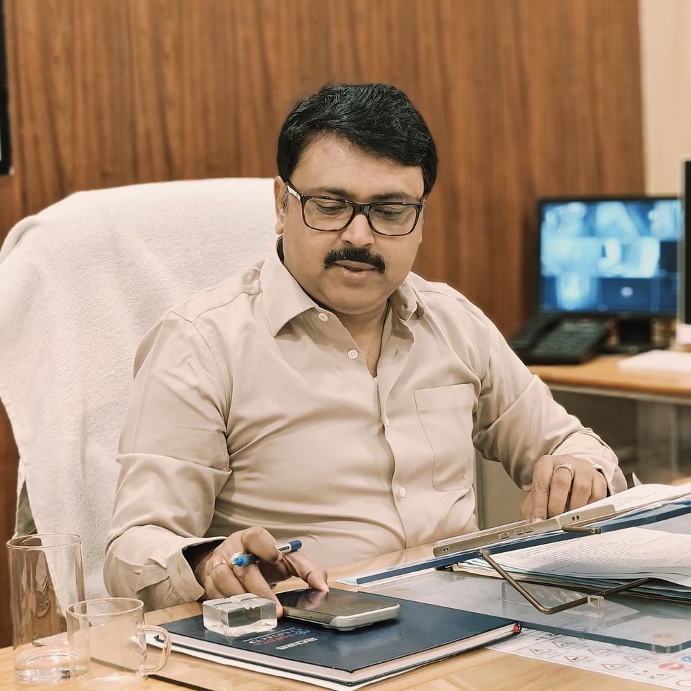 बलिया एआरटीओ ने स्कूल वाहनों की सुरक्षा पर दिए निर्देश:बोले- परमिट, फिटनेस और सुरक्षा मानकों का पालन अनिवार्य, उल्लंघन पर होगी कार्रवाई
