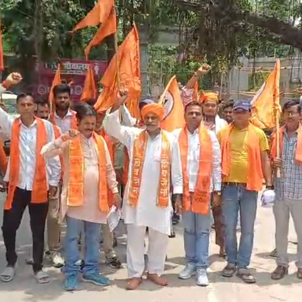 शिवसेना ने बिजनौर में राम मंदिर चंदा चोरी पर प्रदर्शन:बिजनौर में मुख्यमंत्री को ज्ञापन सौंपकर सीबीआई जांच की मांग
