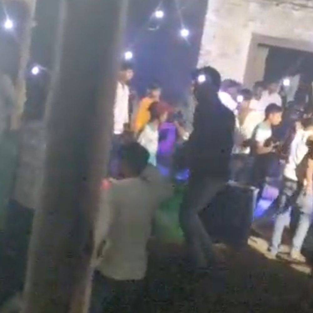 फिरोजाबाद में बैंड पर डांस को लेकर शादी में बवाल:घराती-बराती में मारपीट और पथराव, दूल्हे के ताऊ-चाचा समेत 3 घायल
