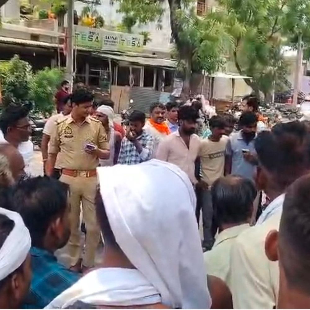 डंपर ने बाइक को टक्कर मारी, महिला की मौत:रायबरेली में बेटा घायल, डंपर चालक हिरासत में