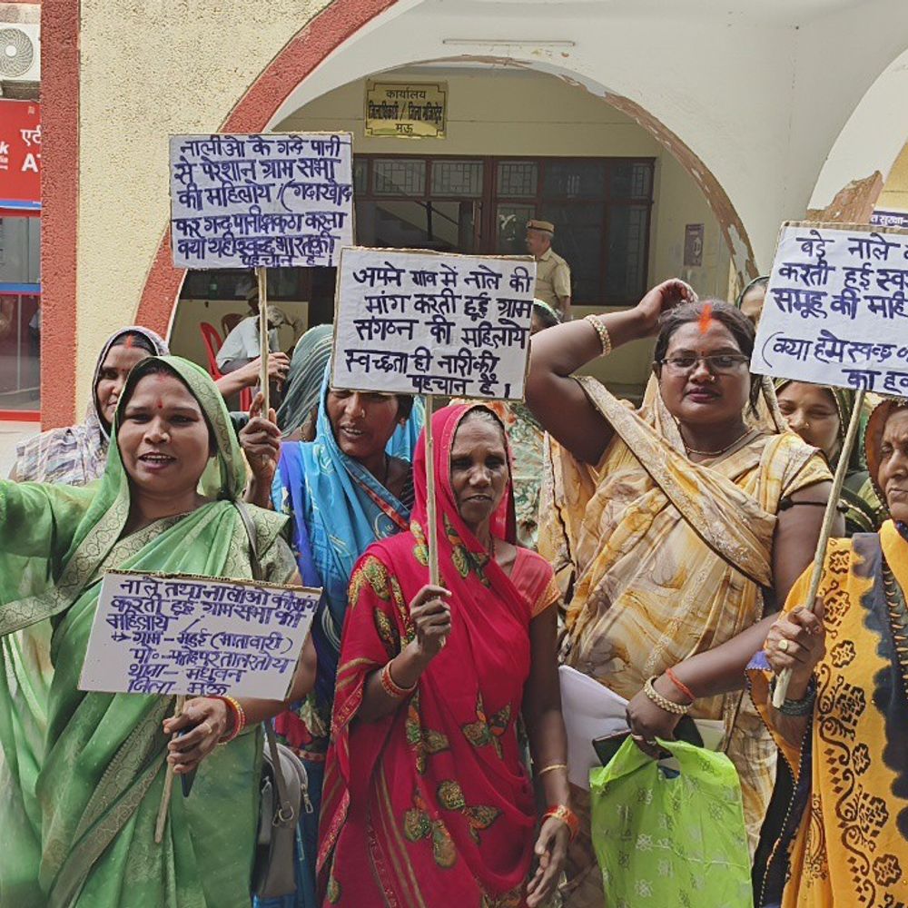 मऊ में जल निकासी समस्या पर महिलाओं का प्रदर्शन:ग्रामीण 10 साल से नाली निर्माण की मांग कर रहे