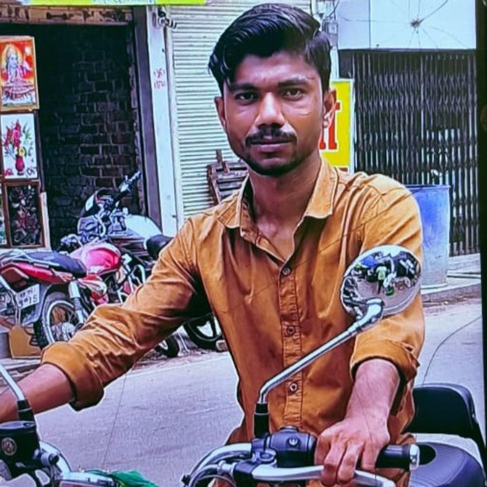 खंडहर कमरे को तोड़ते समय मलबे में दबा मजदूर, मौत:साथी गंभीर घायल, अधिकारियों ने अस्पताल पहुंचकर ली जानकारी
