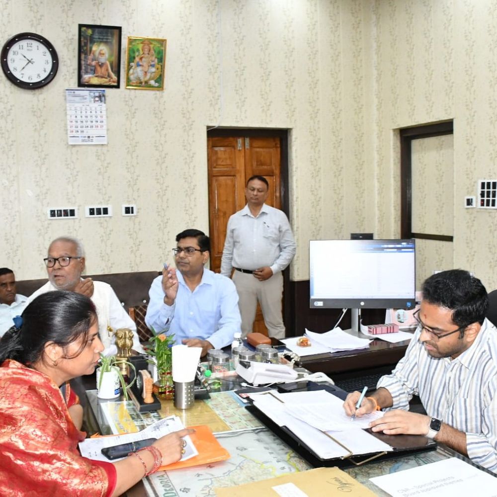 डीएम ने जनता दर्शन में सुनीं शिकायतें, दिए निर्देश:अधिकारियों को त्वरित निस्तारण और लापरवाही न बरतने के निर्देश