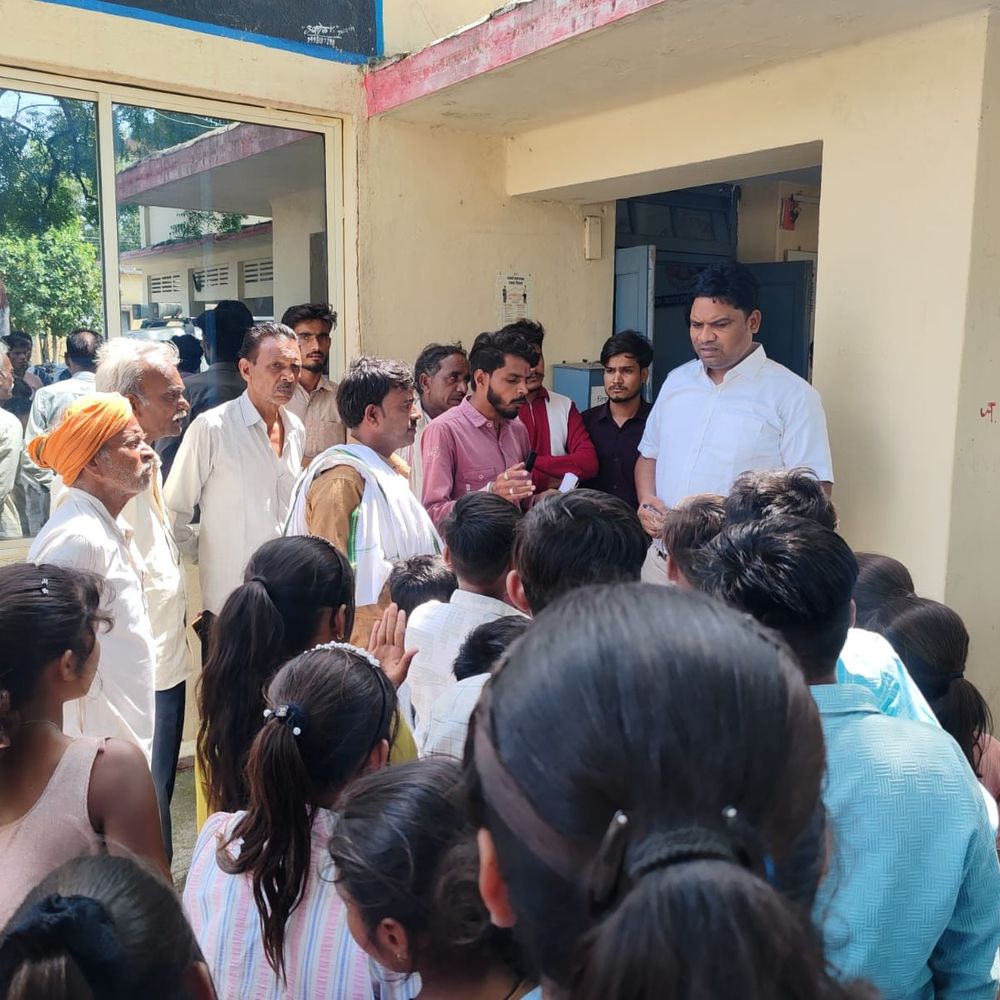 100 साल पुराने रास्ते पर सड़क निर्माण रुका, ग्रामीणों आक्रोशित:बारिश में स्कूल और अस्पताल पहुंचना मुश्किल; कार्रवाई की मांग, सौंपा ज्ञापन