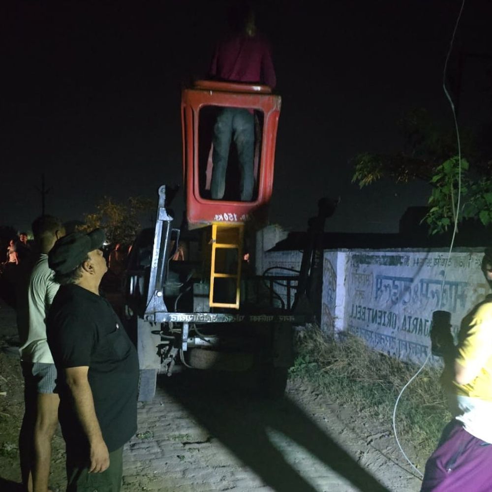 बुलंदशहर में अज्ञात ट्रक ने बिजली पोल को टक्कर मारी:20 से अधिक गांवों में 6 घंटे बिजली गुल रही