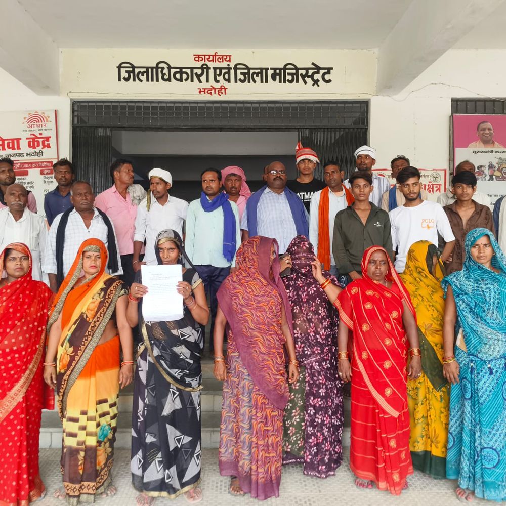 भदोही में सीमांकन के बाद भी नहीं बना रास्ता:ग्रामीणों ने ग्राम प्रधान पर लगाया आरोप, डीएम को सौंपा ज्ञापन