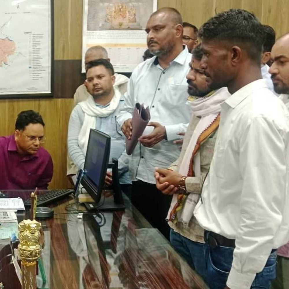 जालौन में लेखपालों का एसडीएम की कार्यशैली के खिलाफ मोर्चा:डीएम को सौंपा सामूहिक अवकाश का प्रार्थना पत्र