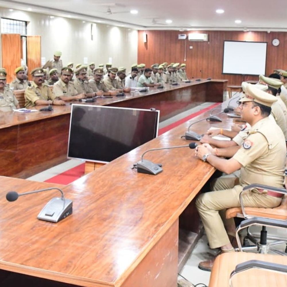 कुशीनगर में लापरवाही पर कार्रवाई, कसया कोतवाल, SI निलंबित:रात्रि चेकिंग में शिथिलता बरतने पर दो चौकी प्रभारी लाइन हाजिर