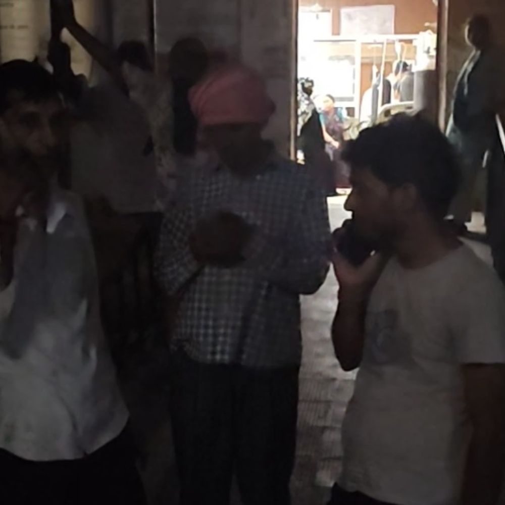 हाथरस में बाइक से गिरकर महिला की मौत:पति और बच्चों के साथ मायके जा रही थी, अस्पताल में तोड़ा दम