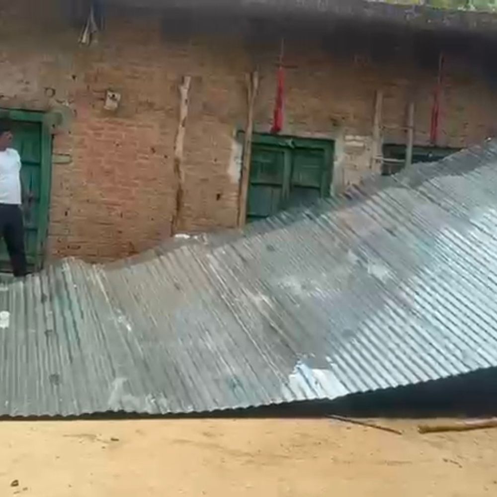 प्रतापगढ़ में टीन शेड लगाते समय हादसा:करंट लगने से विवाहिता की मौत, पति-देवर गंभीर रूप से घायल अस्पताल भर्ती